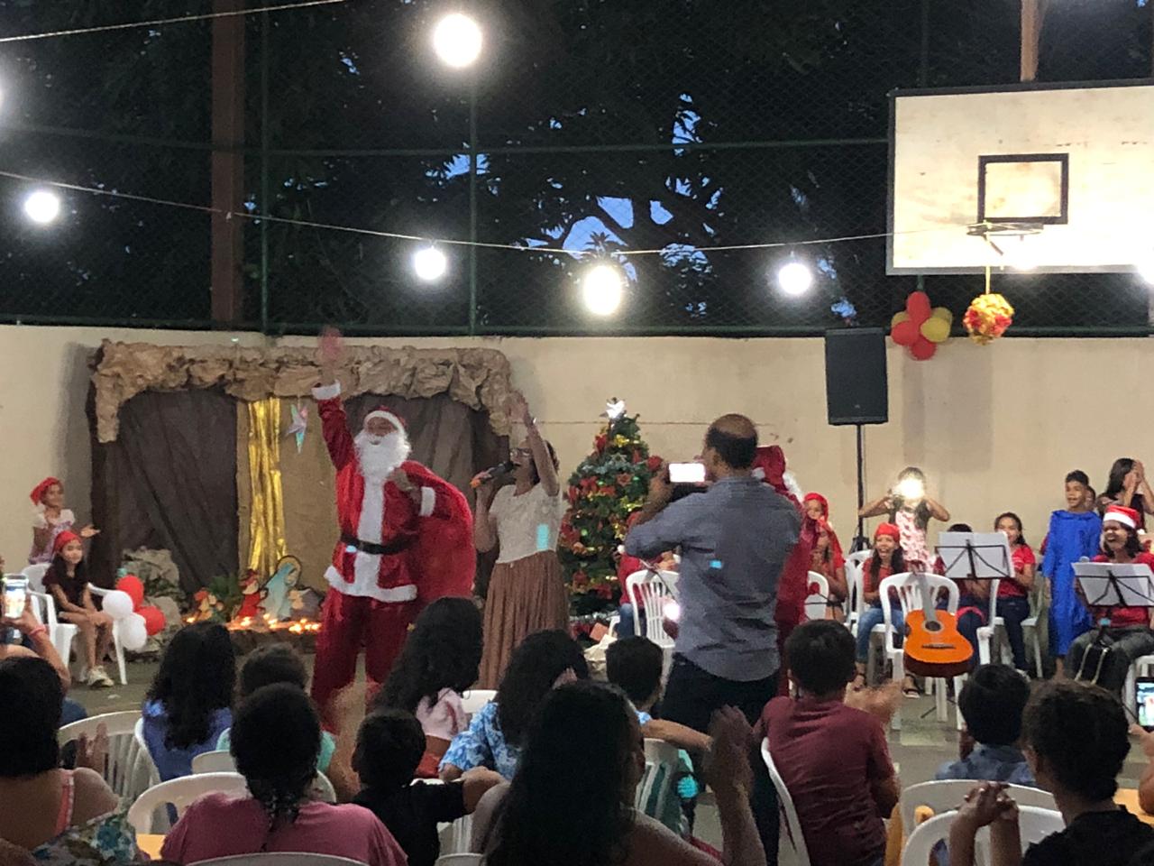 A entrega dos donativos teve até presença de Papai Noel